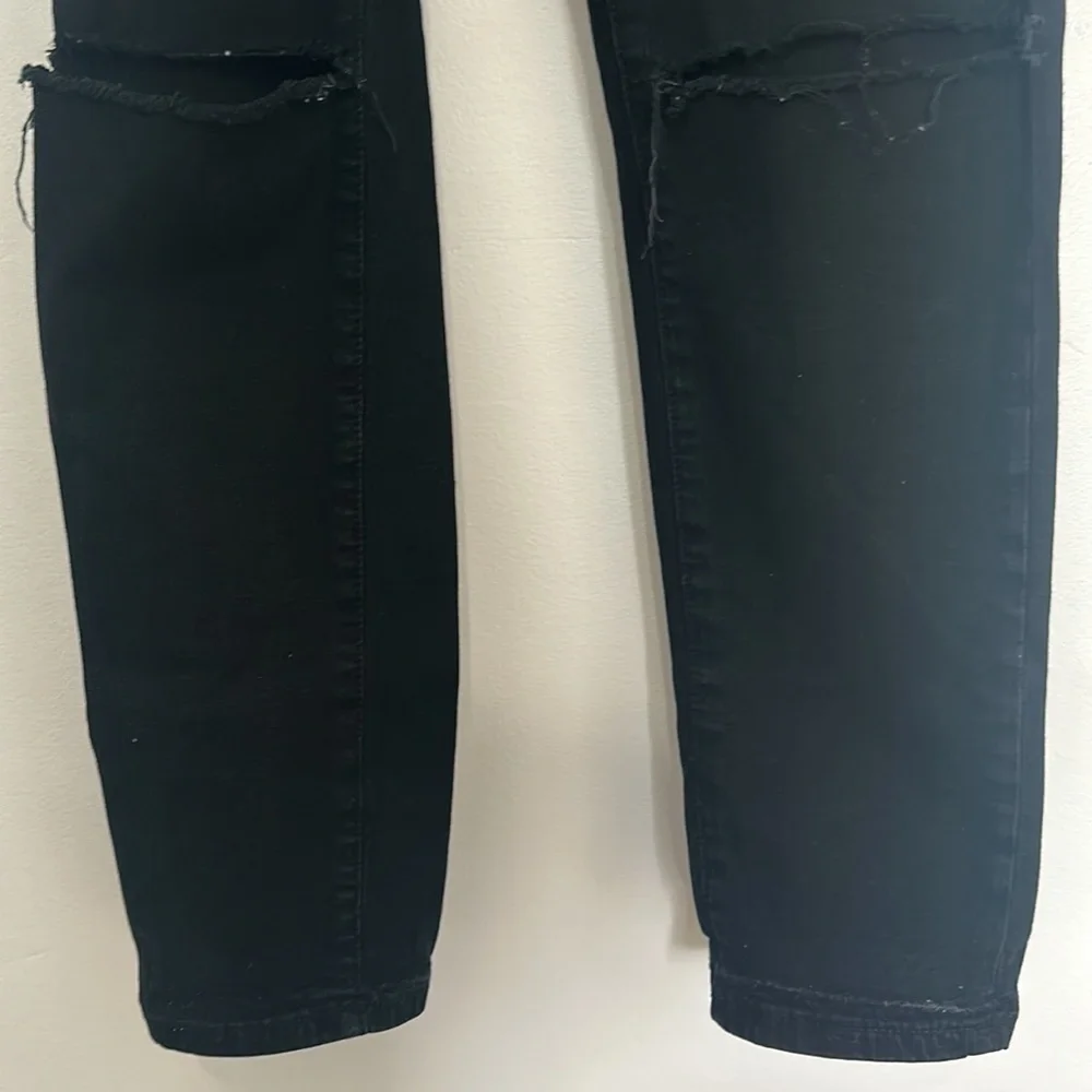 BDG urban outfitters twig high rise size 29 distressed at knees black jeans